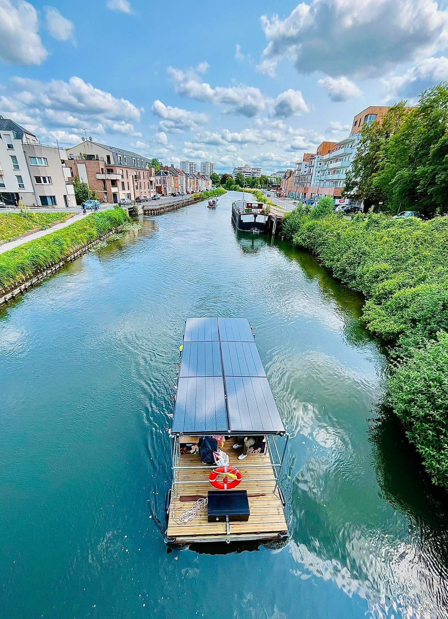 Balade en bateau-terrasse à Amiens